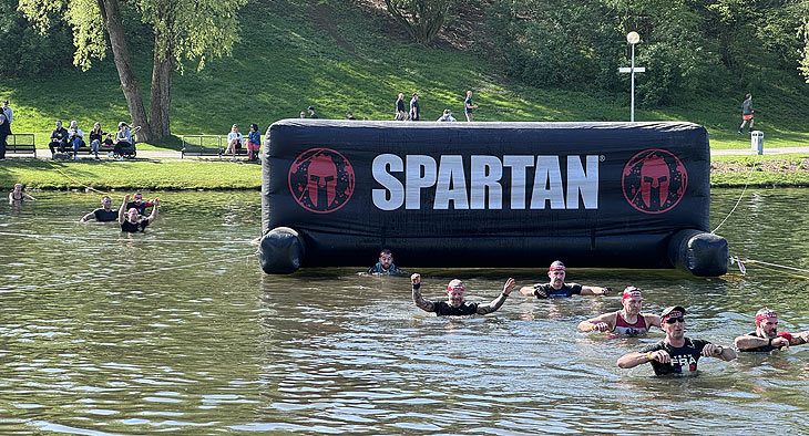 Unter dieser Wand durchtauchen war dieses Mal unvermeidlich: Spartan Race München 2024 am 13.04.2024 im Olympiapark (©Foto: Martin Schmitz)